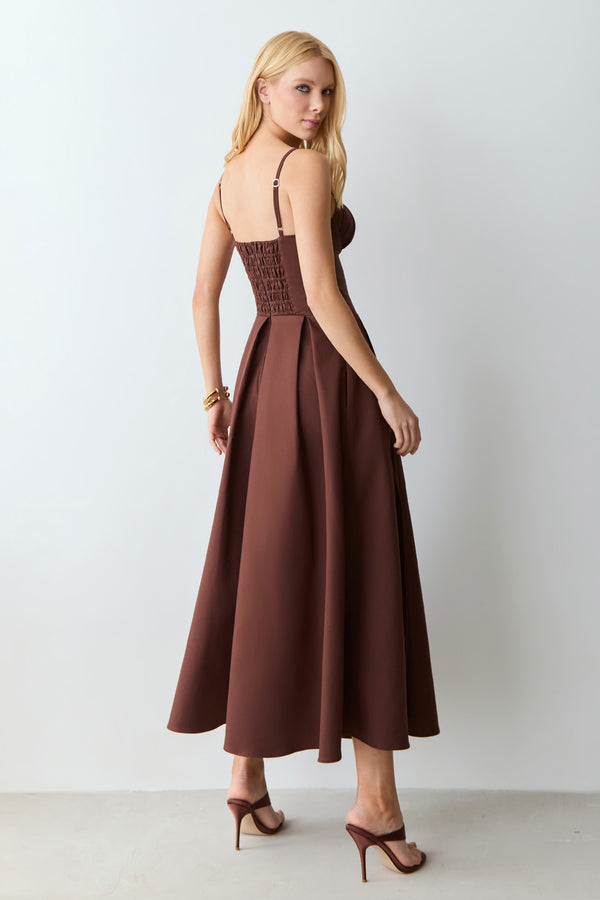 VESTIDO MIDI ACINTURADO COM FRAZIDOS BUSTO E PREGAS MARROM ESCURO