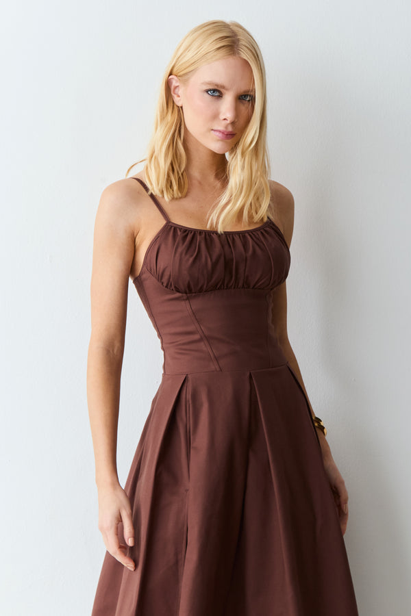 VESTIDO MIDI ACINTURADO COM FRAZIDOS BUSTO E PREGAS MARROM ESCURO