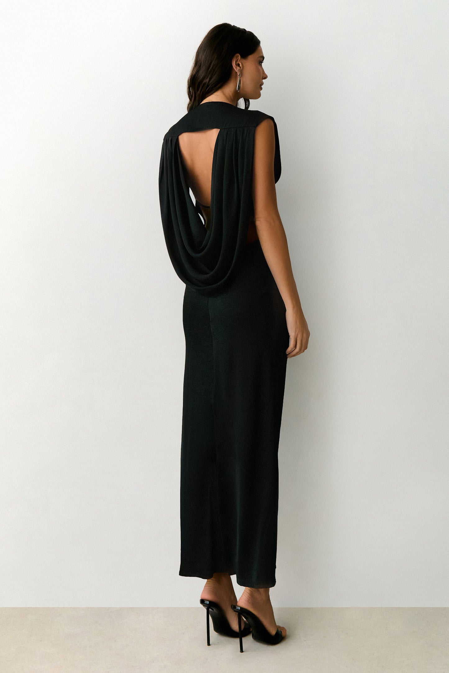 VESTIDO MIDI DEVOTE V COM OMBREIRAS CAIMENTO COSTAS PRETO