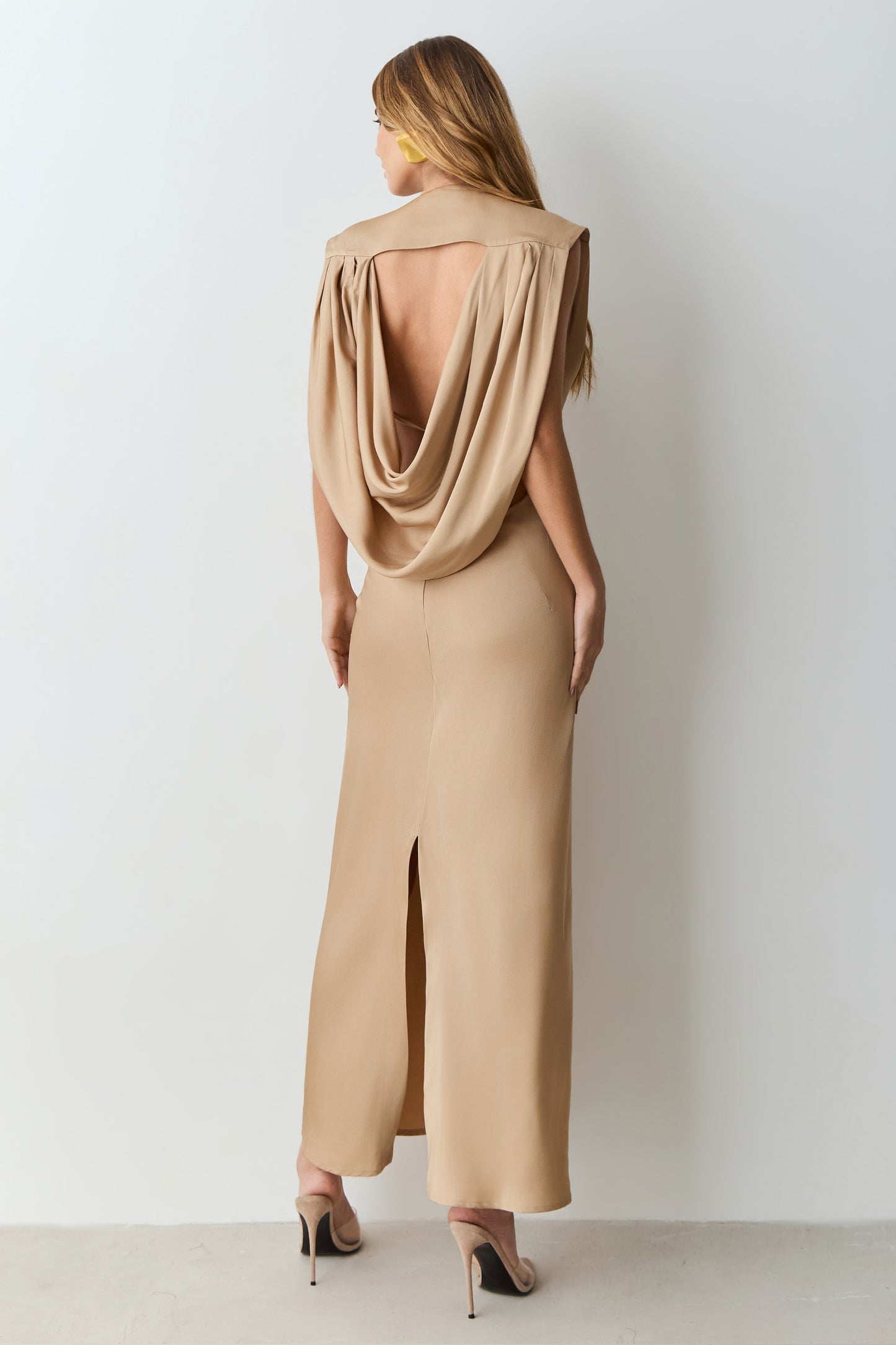 VESTIDO MIDI DEVOTE V COM OMBREIRAS CAIMENTO COSTAS KAKI
