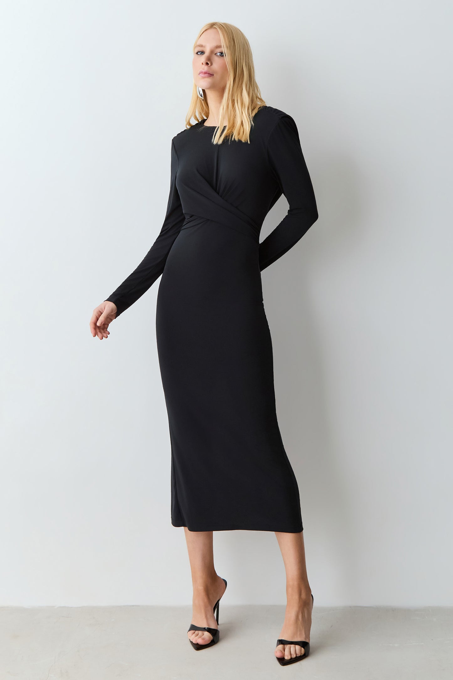VESTIDO MIDI COM FAIXA CINTURA E CAIMENTO COSTAS PRETO