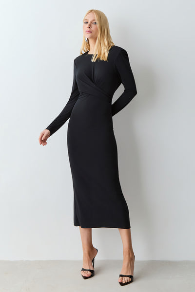 VESTIDO MIDI COM FAIXA CINTURA E CAIMENTO COSTAS PRETO