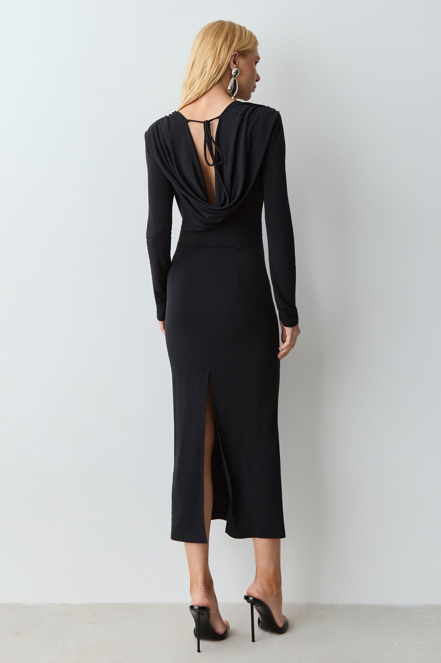VESTIDO MIDI COM FAIXA CINTURA E CAIMENTO COSTAS PRETO