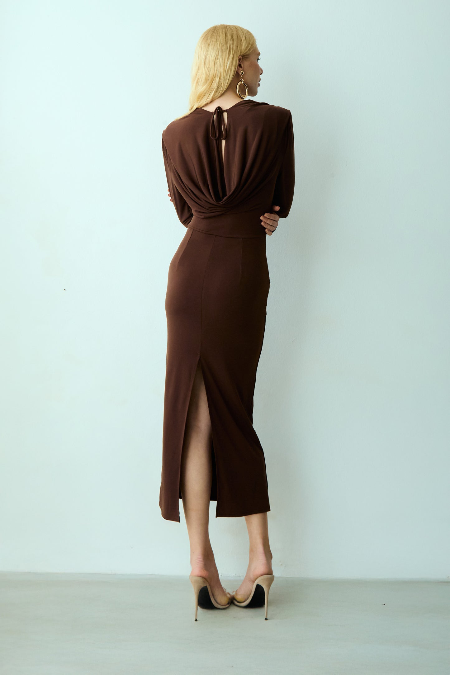 VESTIDO MIDI COM FAIXA CINTURA E CAIMENTO COSTAS MARROM ESCURO