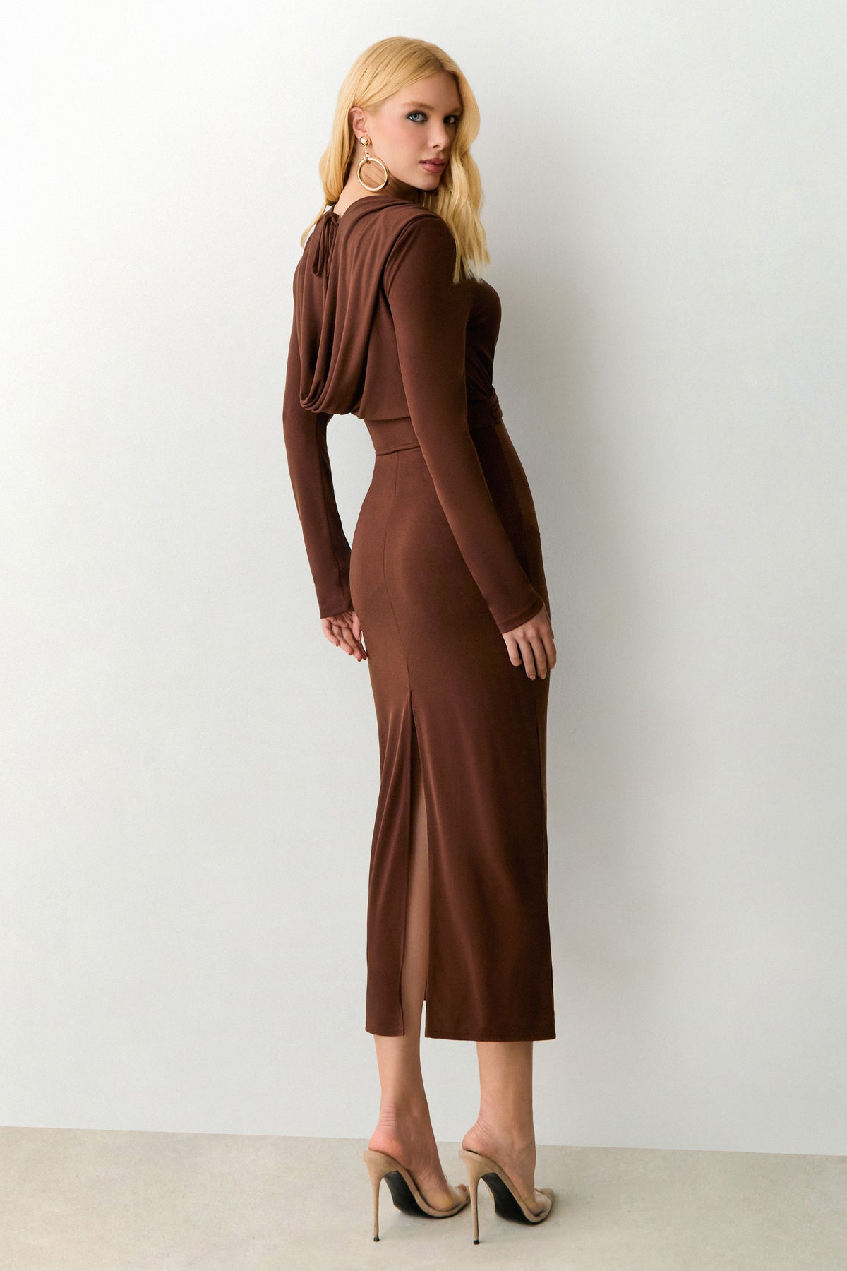VESTIDO MIDI COM FAIXA CINTURA E CAIMENTO COSTAS MARROM ESCURO