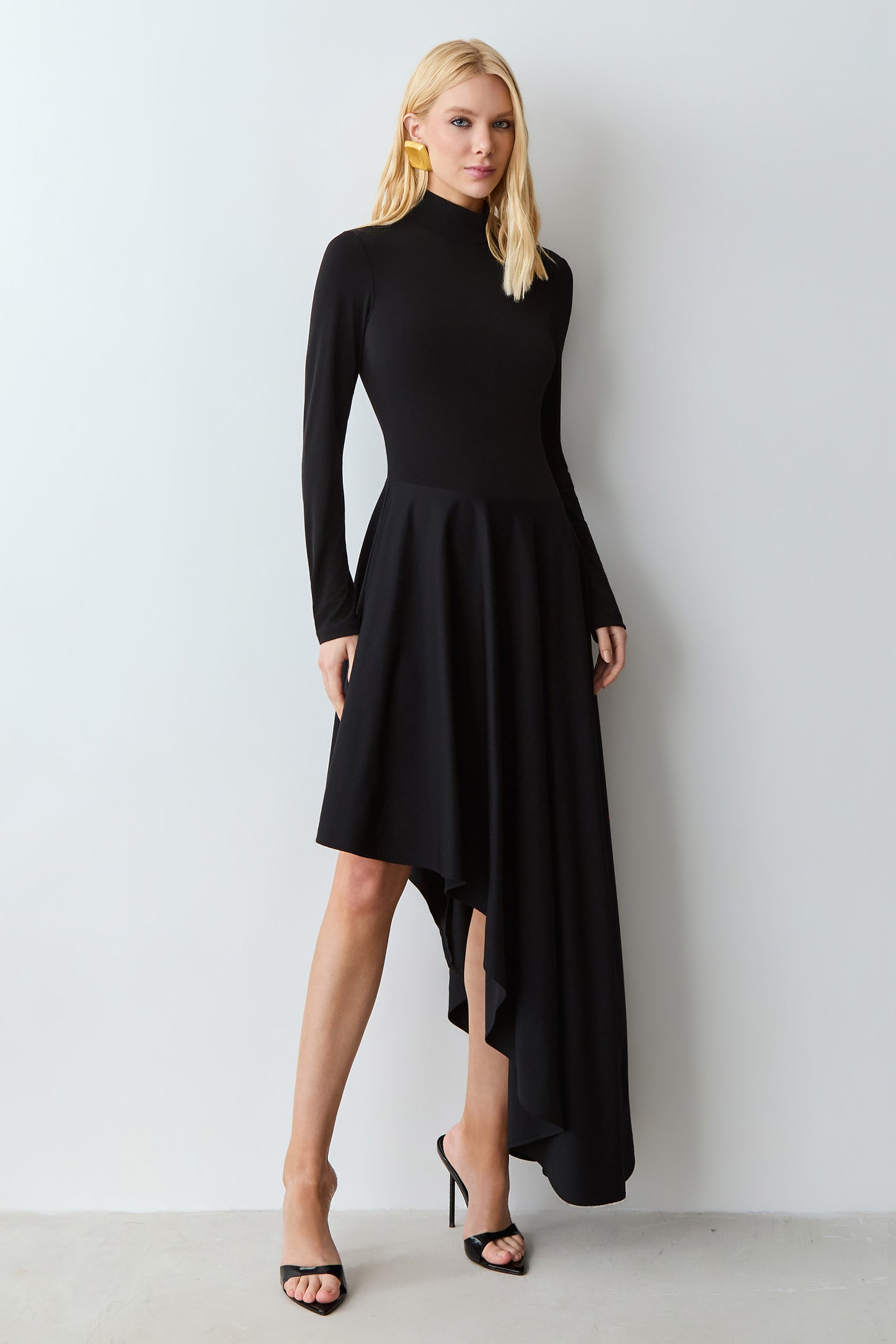 VESTIDO MIDI GOLA ALTA BARRA ASSIMETRICA ESTRUTURADA PRETO