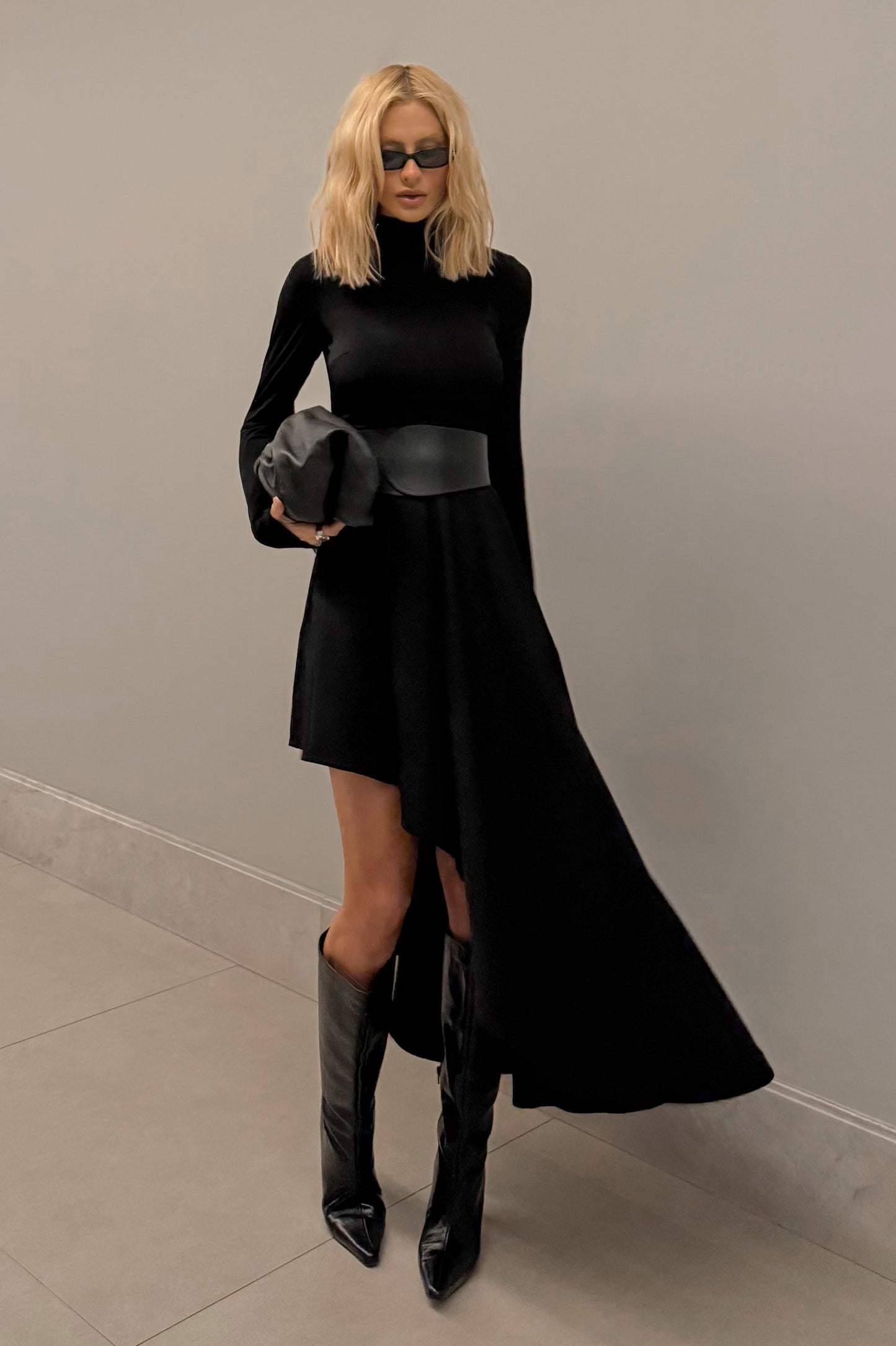VESTIDO MIDI GOLA ALTA BARRA ASSIMETRICA ESTRUTURADA PRETO