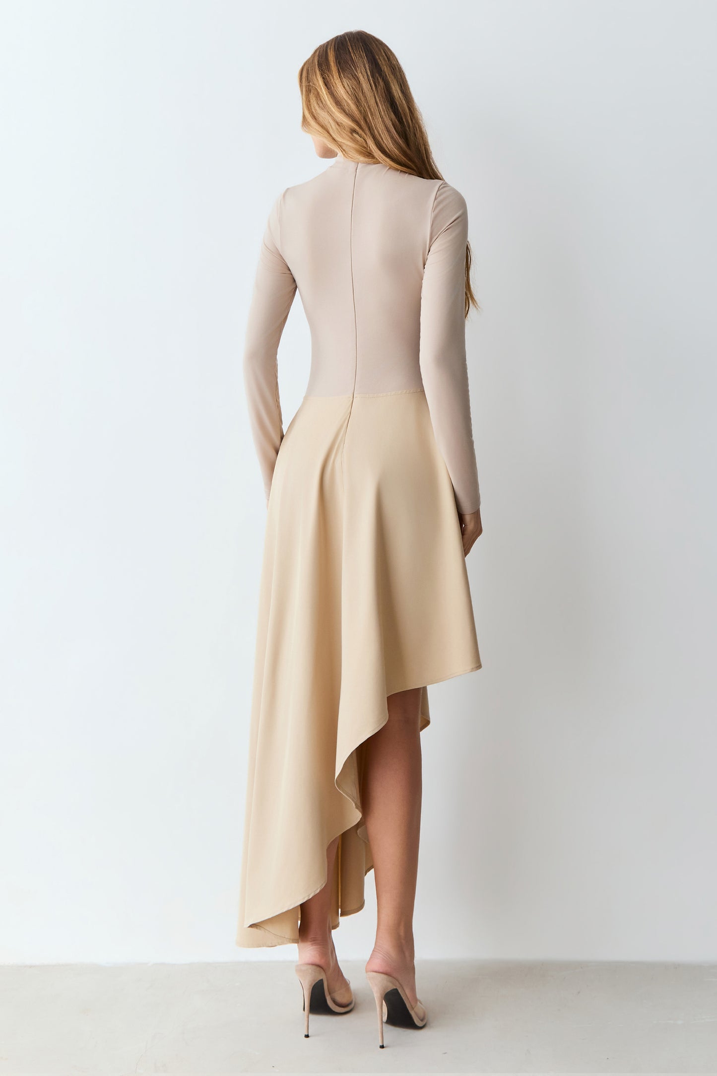 VESTIDO MIDI GOLA ALTA BARRA ASSIMETRICA ESTRUTURADA KAKI CLARO