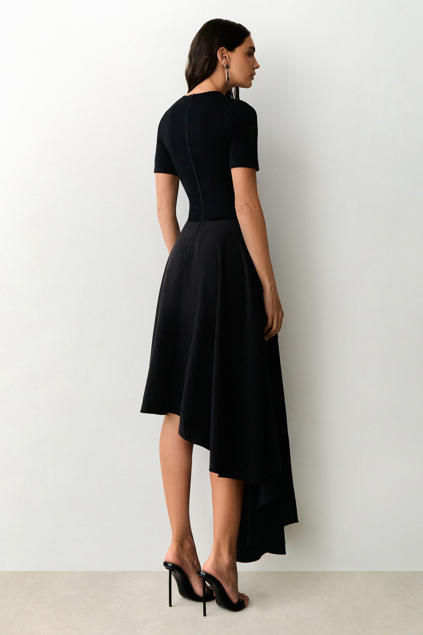VESTIDO MIDI SAIA COM SOPREPOSICAO ASSIMETRICA PRETO