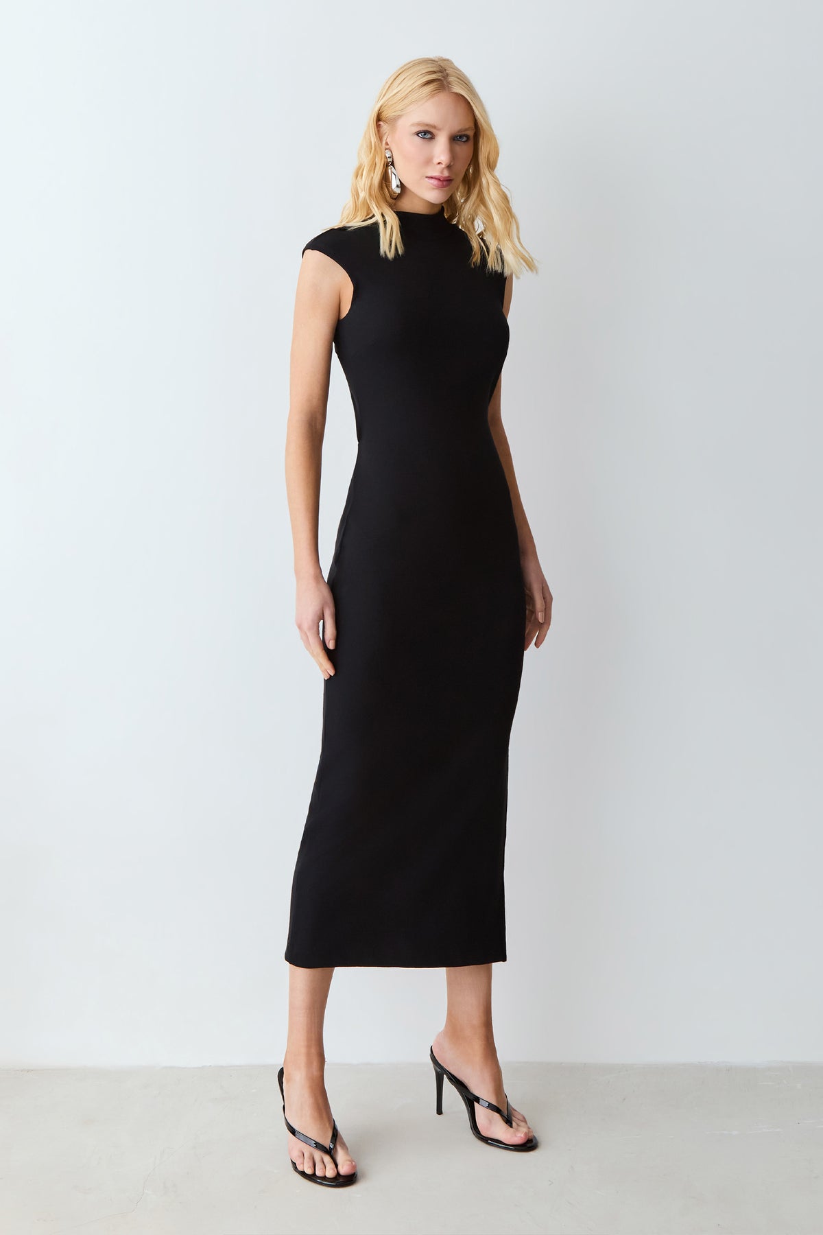 VESTIDO MIDI ABERTURA E TORCAO COSTAS GOLA MEDIA PRETO