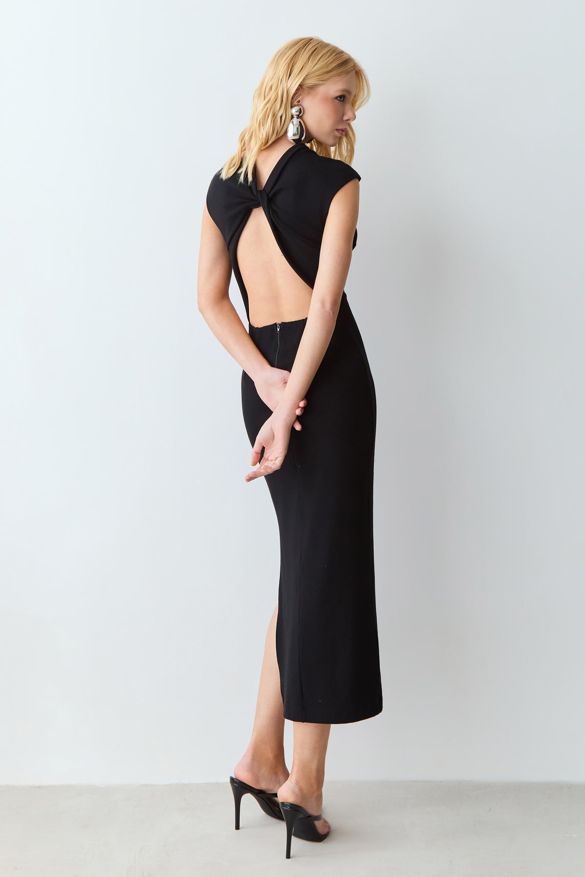 VESTIDO MIDI ABERTURA E TORCAO COSTAS GOLA MEDIA PRETO