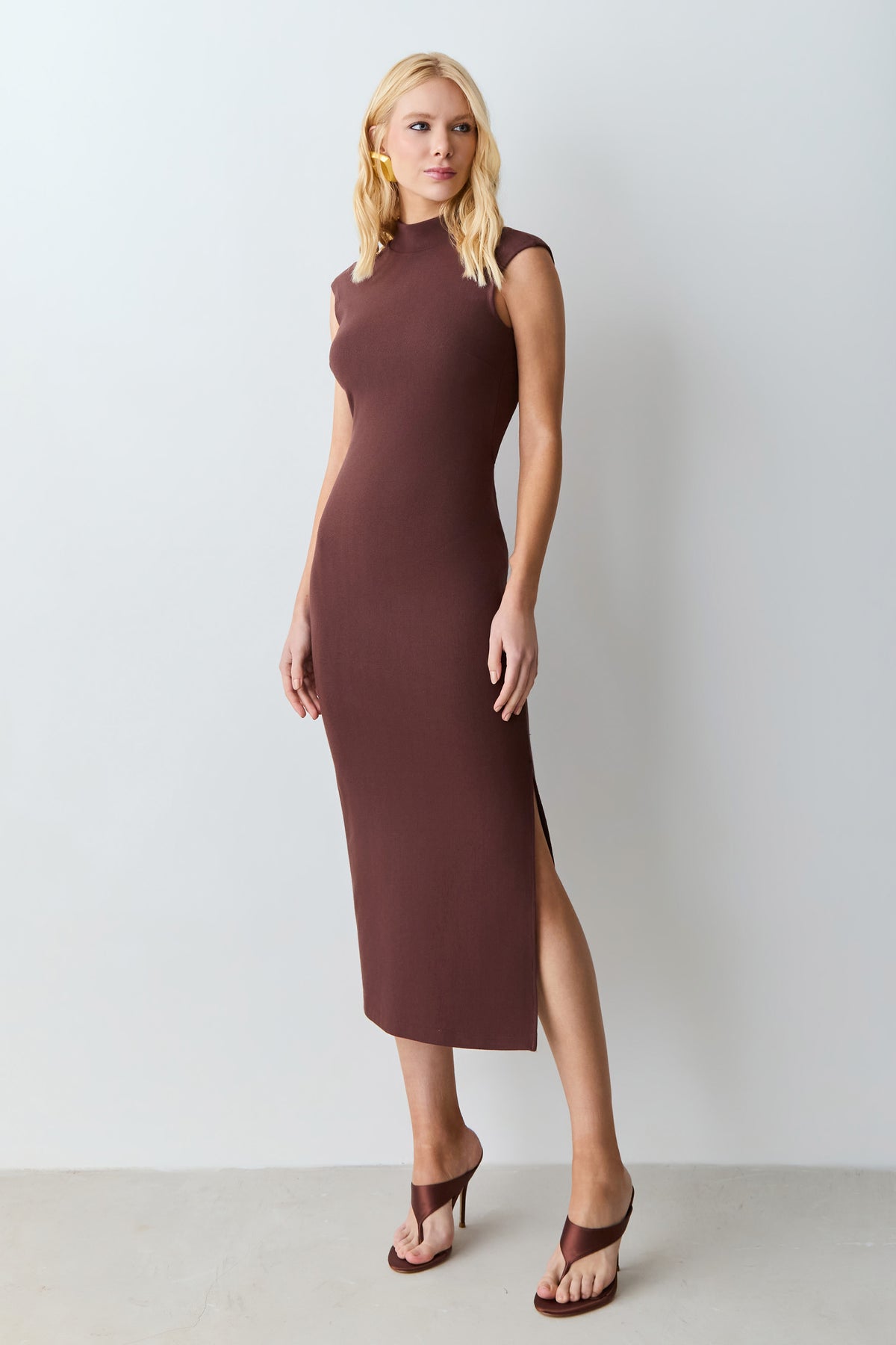 VESTIDO MIDI ABERTURA E TORCAO COSTAS GOLA MEDIA MARROM ESCURO
