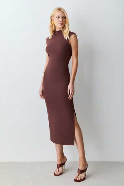 VESTIDO MIDI ABERTURA E TORCAO COSTAS GOLA MEDIA MARROM ESCURO