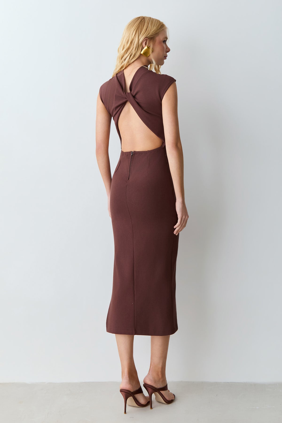 VESTIDO MIDI ABERTURA E TORCAO COSTAS GOLA MEDIA MARROM ESCURO