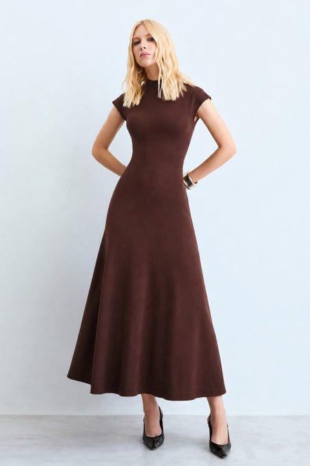VESTIDO MIDI ABERTURA E TORCAO COSTAS GOLA MEDIA MARROM ESCURO