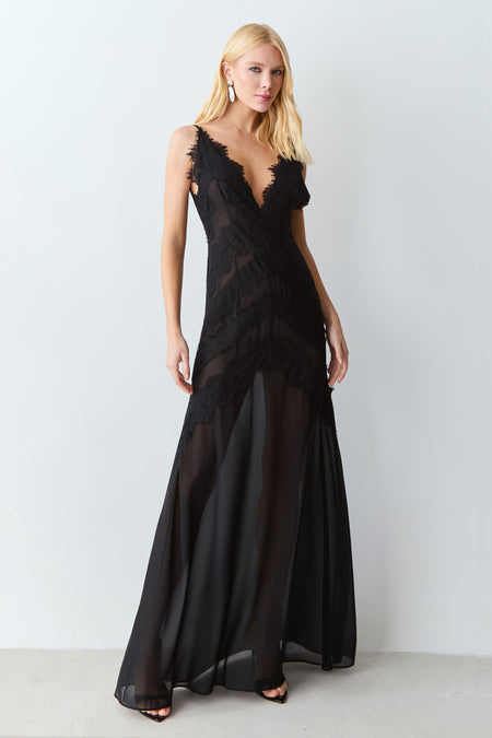 VESTIDO LONGO COM FLUIDEZ DETALHES EM RENDA E ALCA FINA PRETO