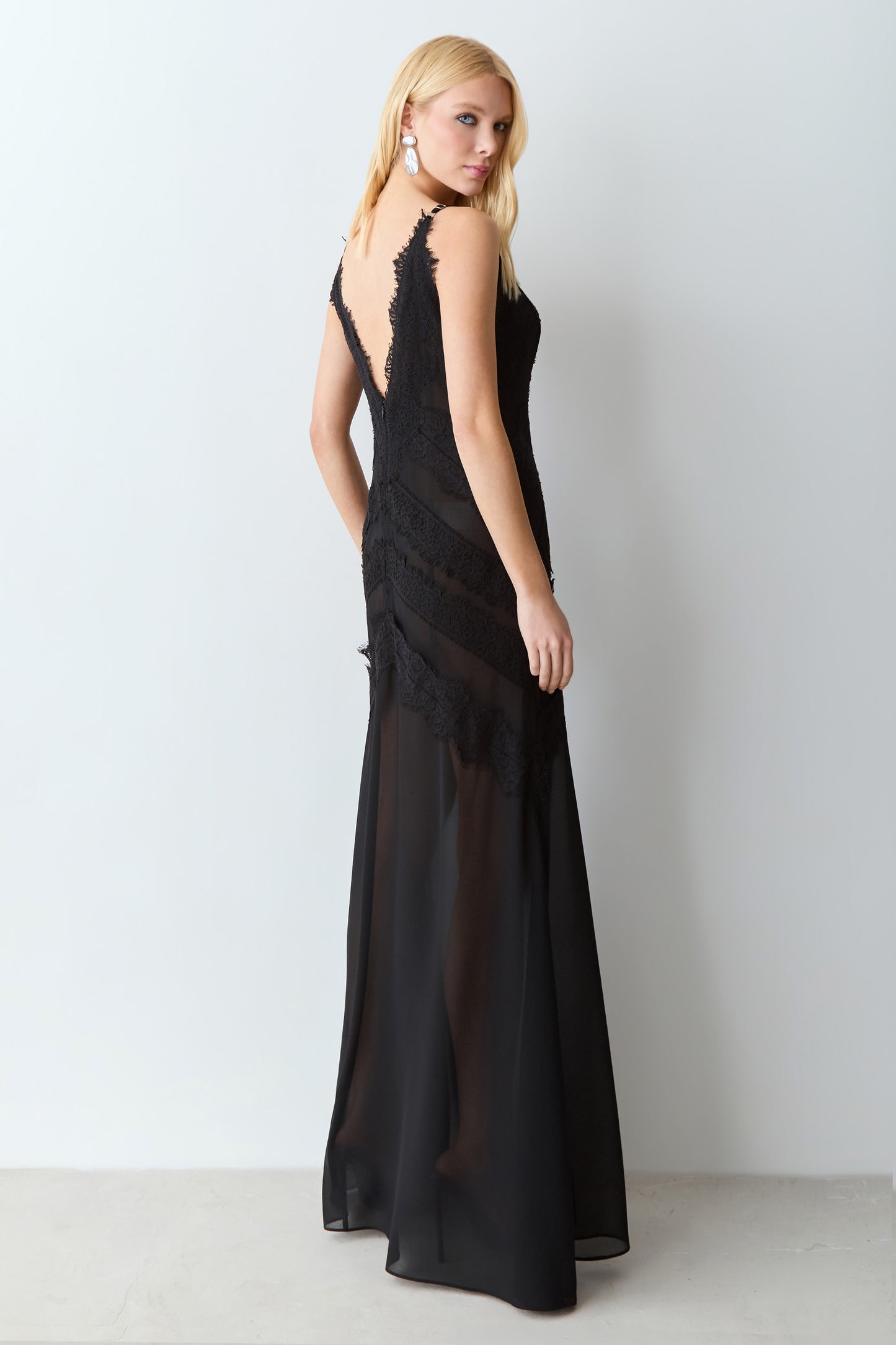 VESTIDO LONGO COM FLUIDEZ DETALHES EM RENDA E ALCA FINA PRETO