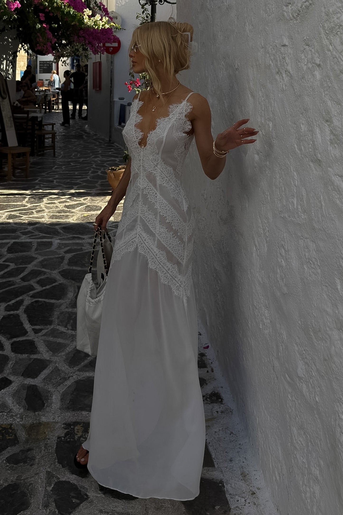 VESTIDO LONGO COM FLUIDEZ DETALHES EM RENDA E ALCA FINA OFF WHITE