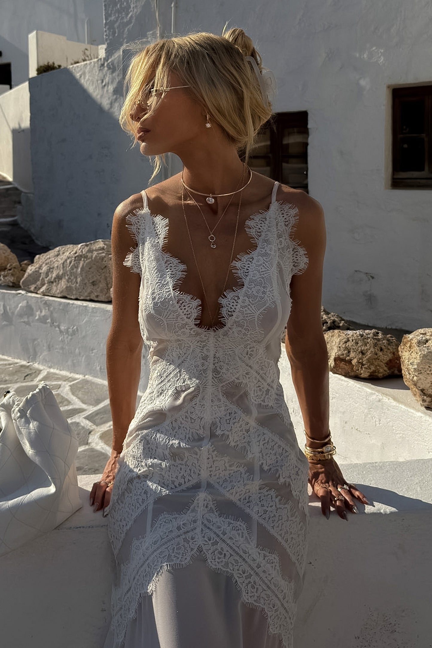 VESTIDO LONGO COM FLUIDEZ DETALHES EM RENDA E ALCA FINA OFF WHITE