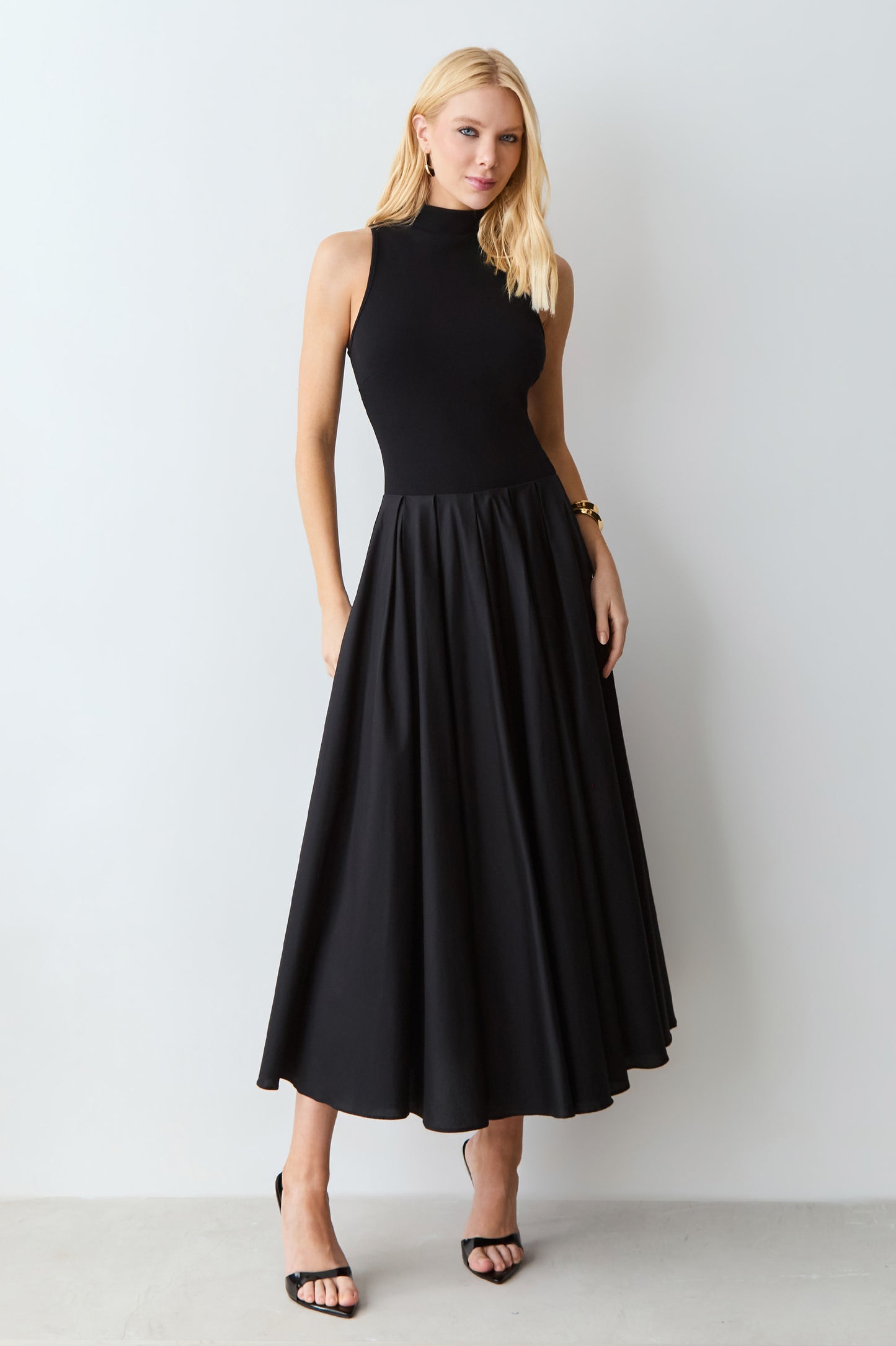VESTIDO MIDI GOLA ALTA COM BARRA AMPLA RODADA PRETO