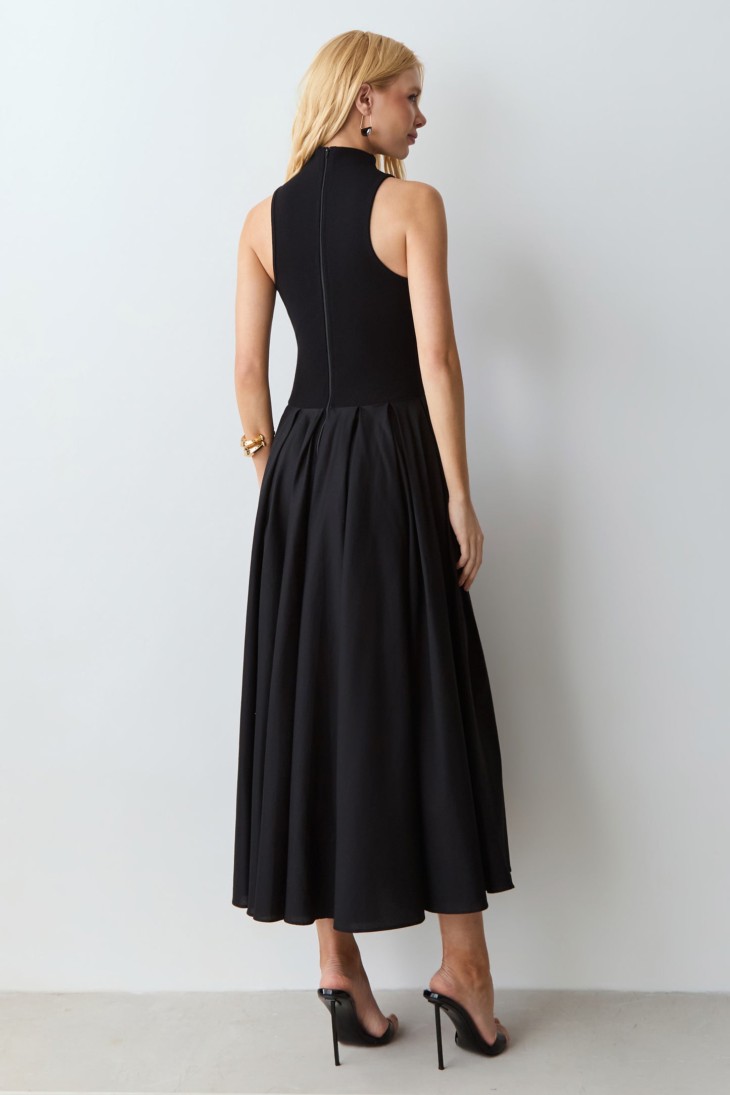 VESTIDO MIDI GOLA ALTA COM BARRA AMPLA RODADA PRETO