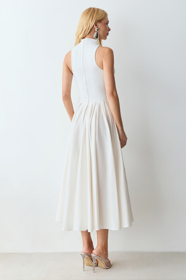 VESTIDO MIDI GOLA ALTA COM BARRA AMPLA RODADA OFF WHITE