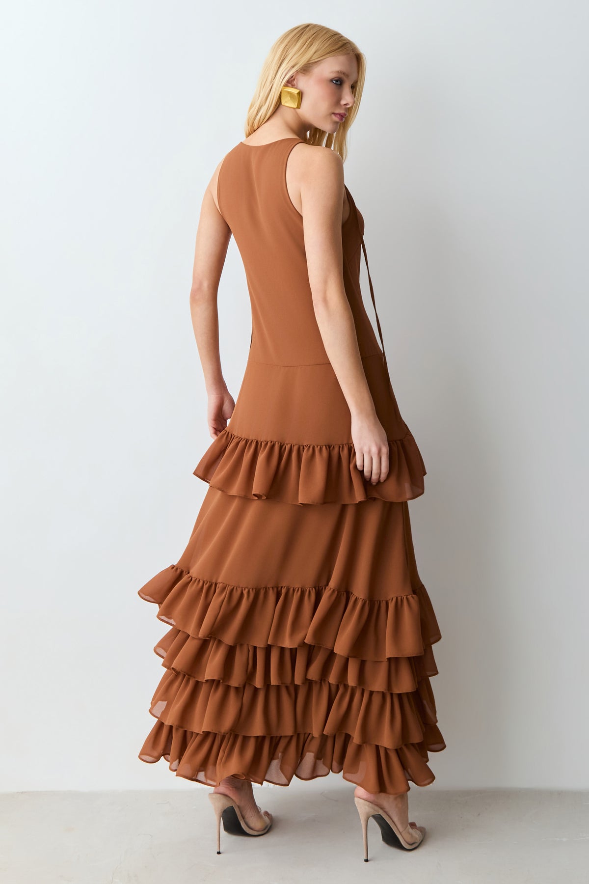 VESTIDO MIDI BABADOS BARRA COM AMARRACAO FRONTAL MARROM CANELA