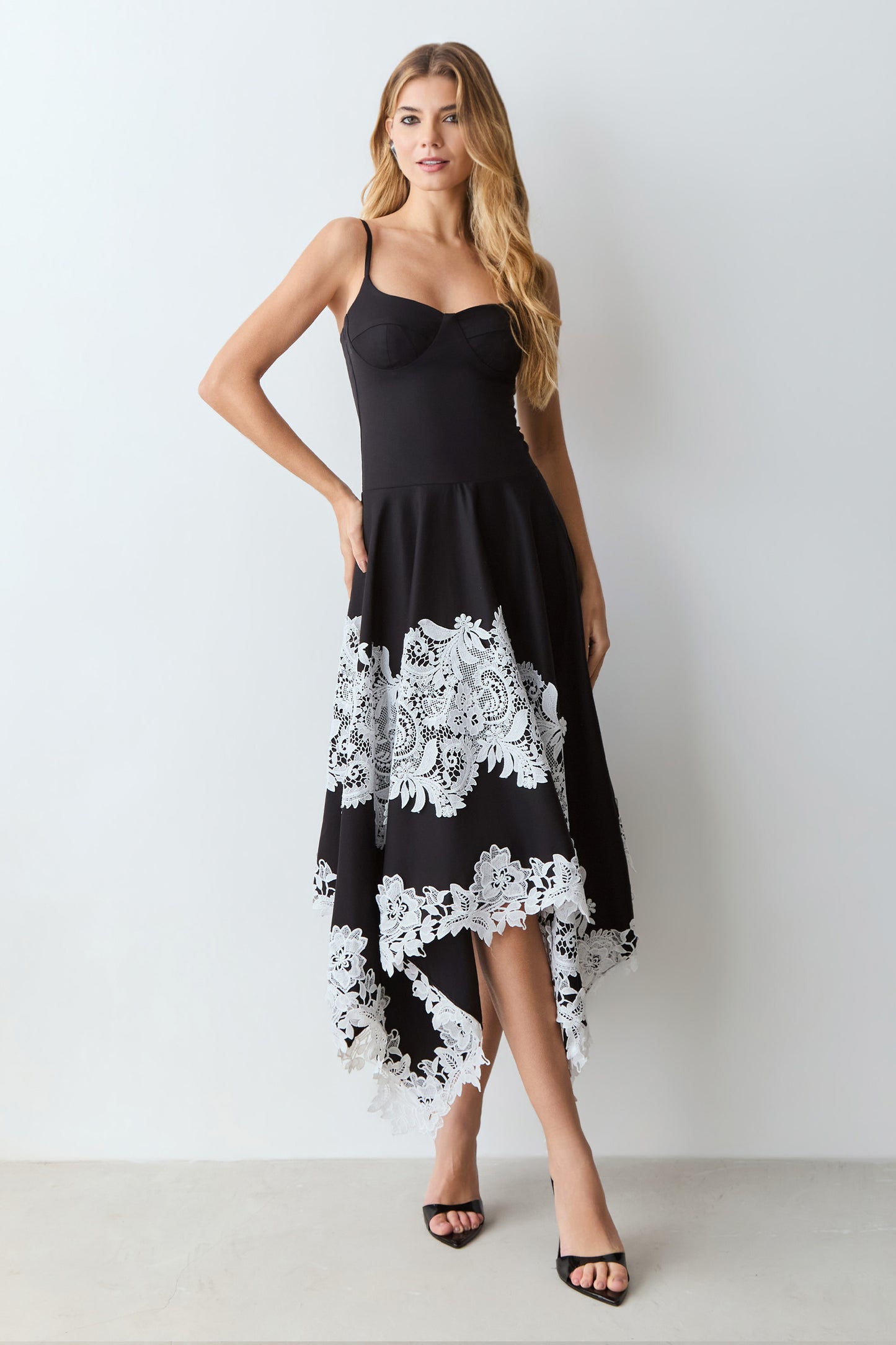 VESTIDO MIDI ACINTURADO RECORTE BUSTO DETALHES RENDA PRETO
