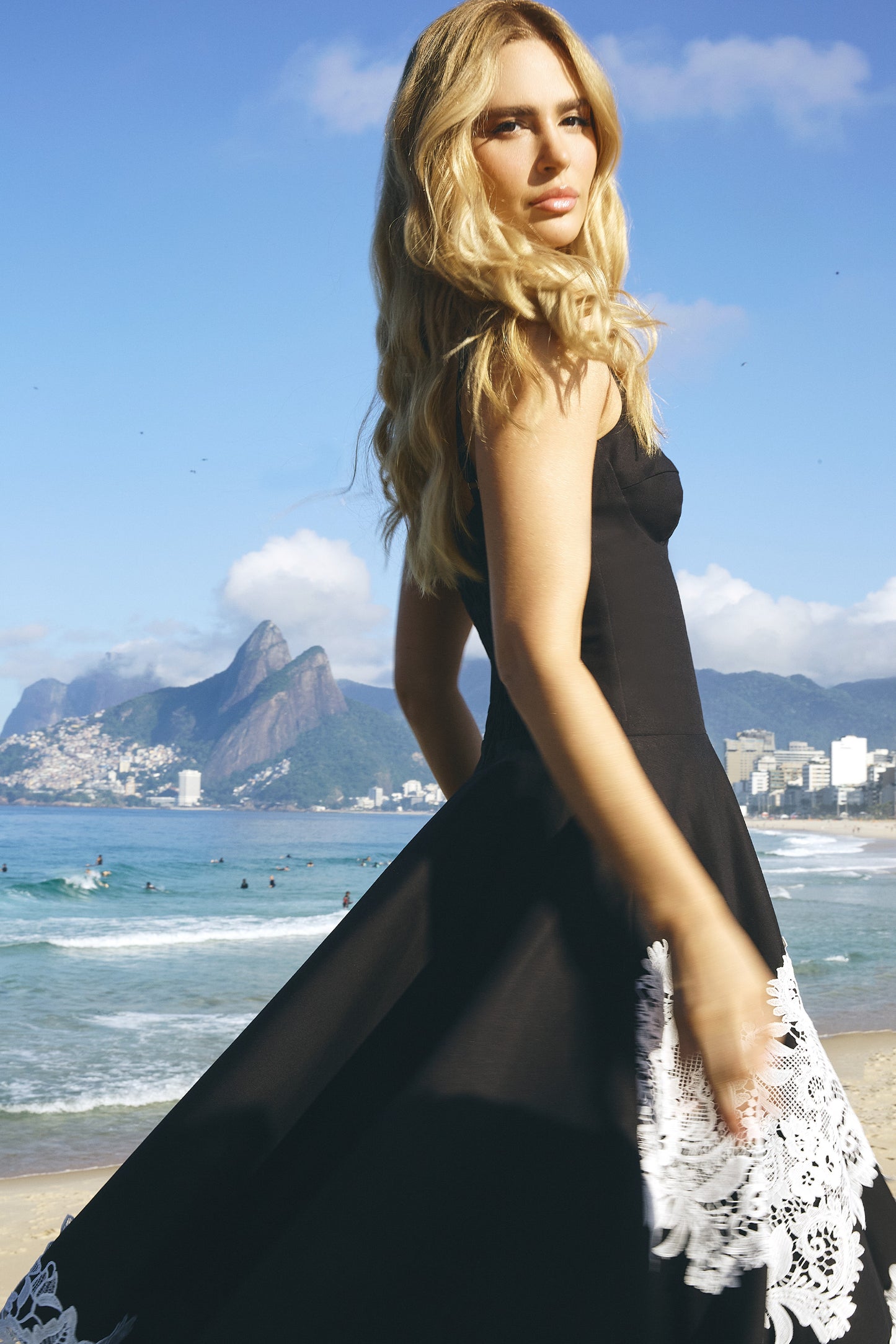 VESTIDO MIDI ACINTURADO RECORTE BUSTO DETALHES RENDA PRETO