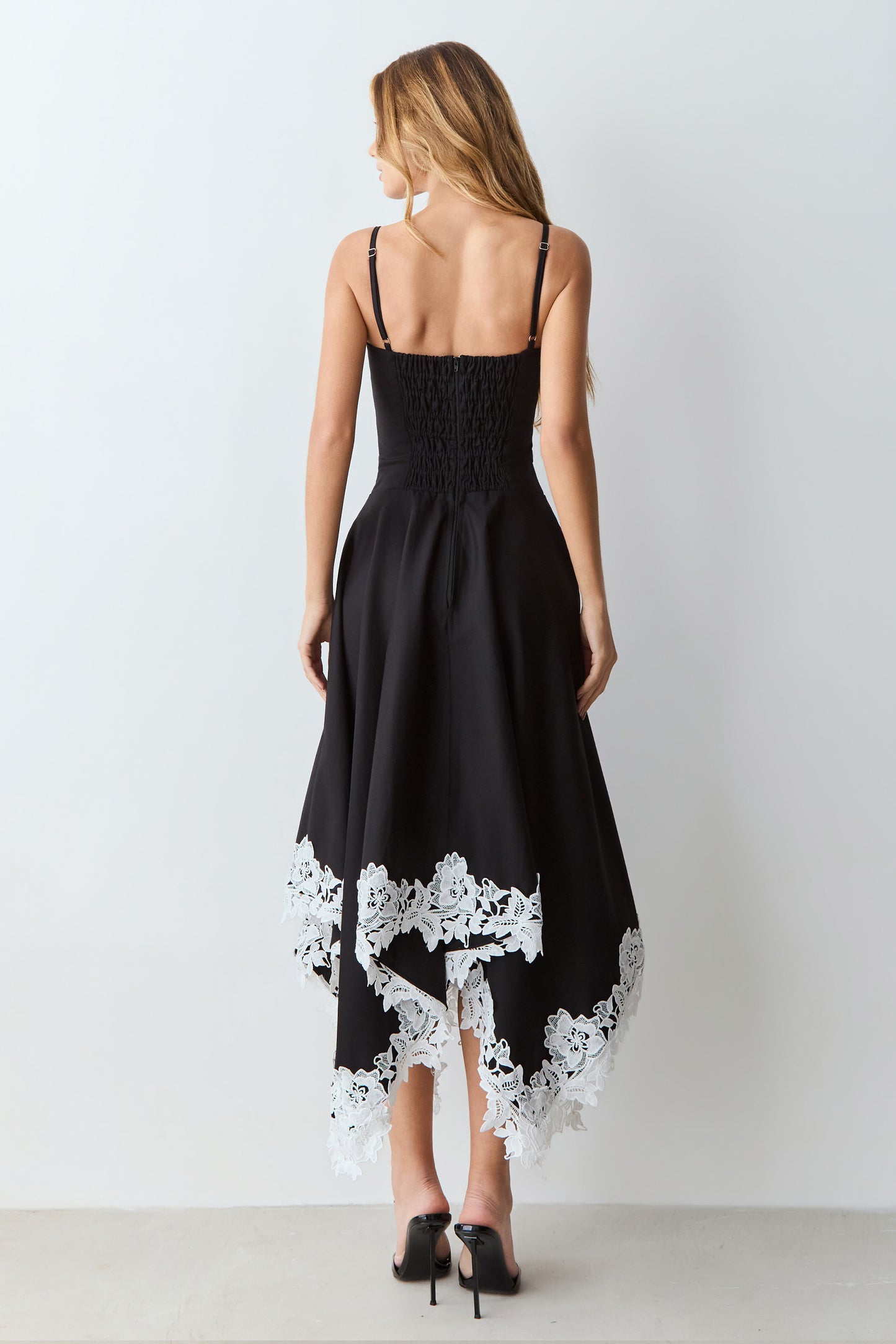 VESTIDO MIDI ACINTURADO RECORTE BUSTO DETALHES RENDA PRETO