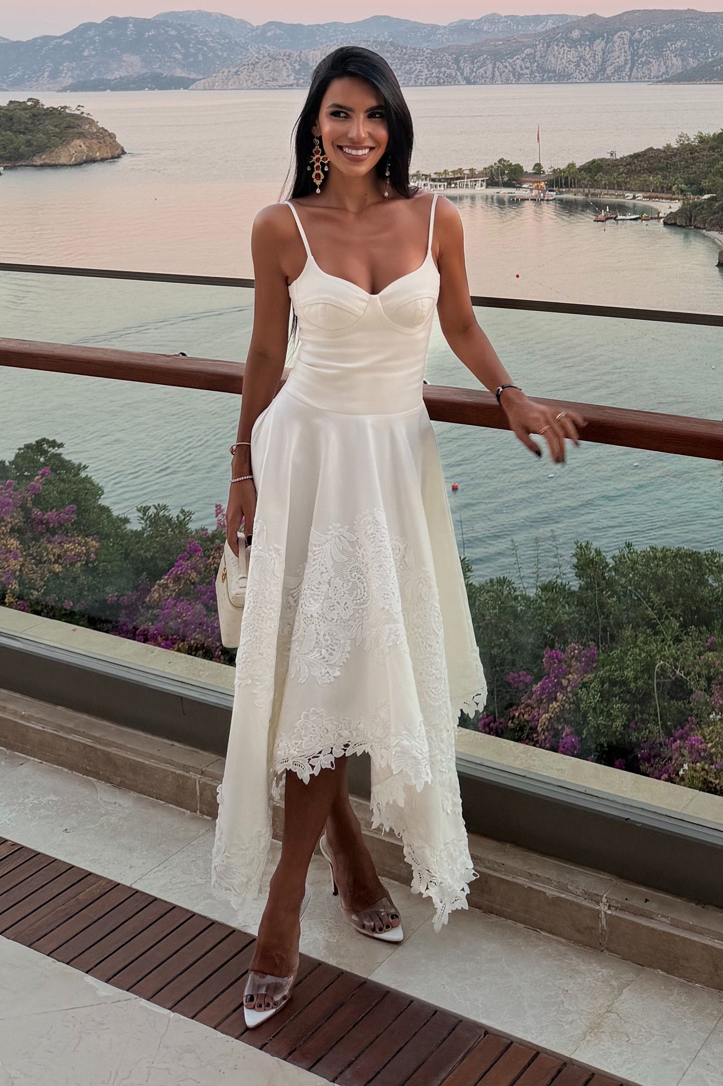 VESTIDO MIDI ACINTURADO RECORTE BUSTO DETALHES RENDA OFF WHITE