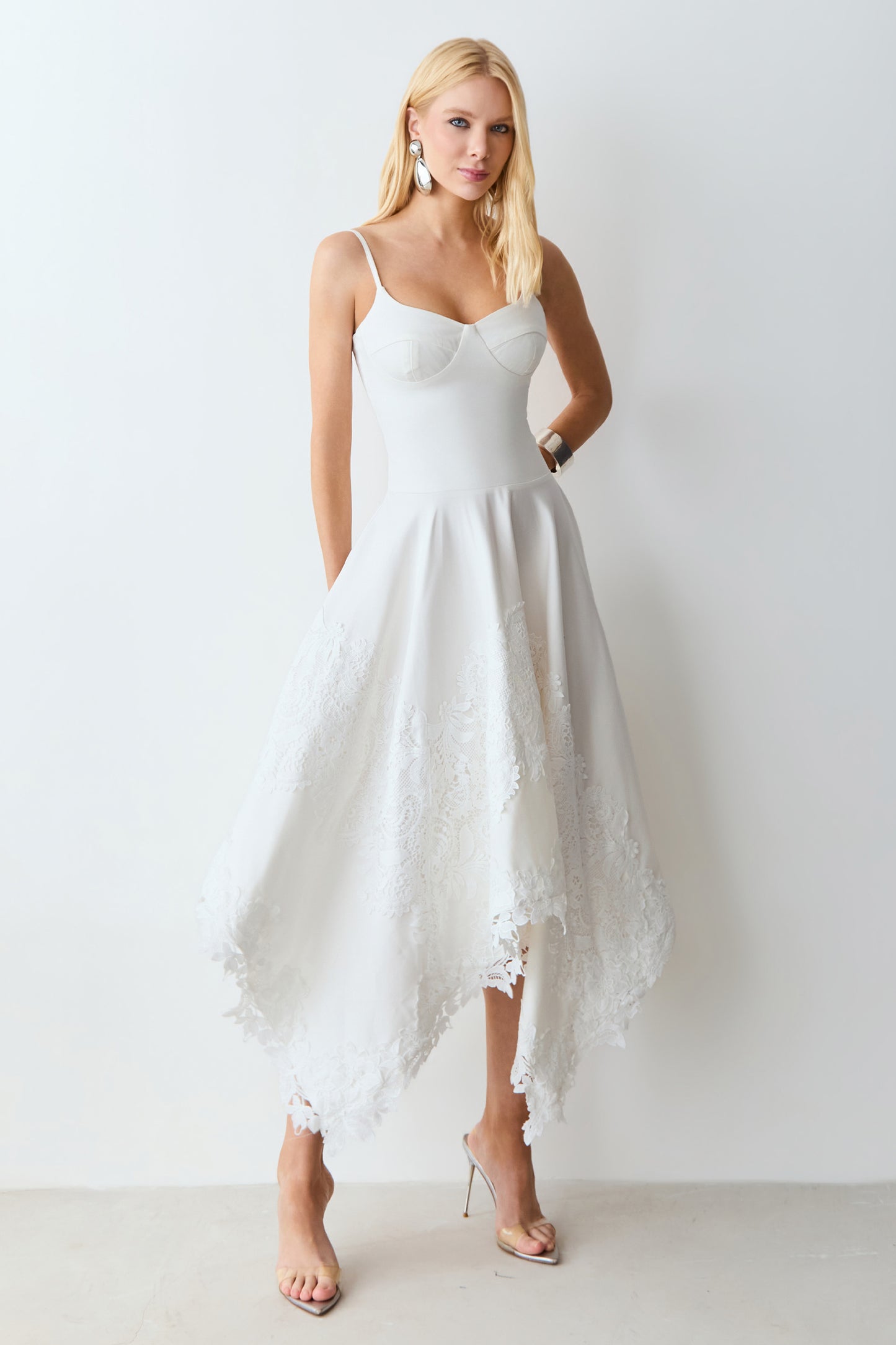 VESTIDO MIDI ACINTURADO RECORTE BUSTO DETALHES RENDA OFF WHITE