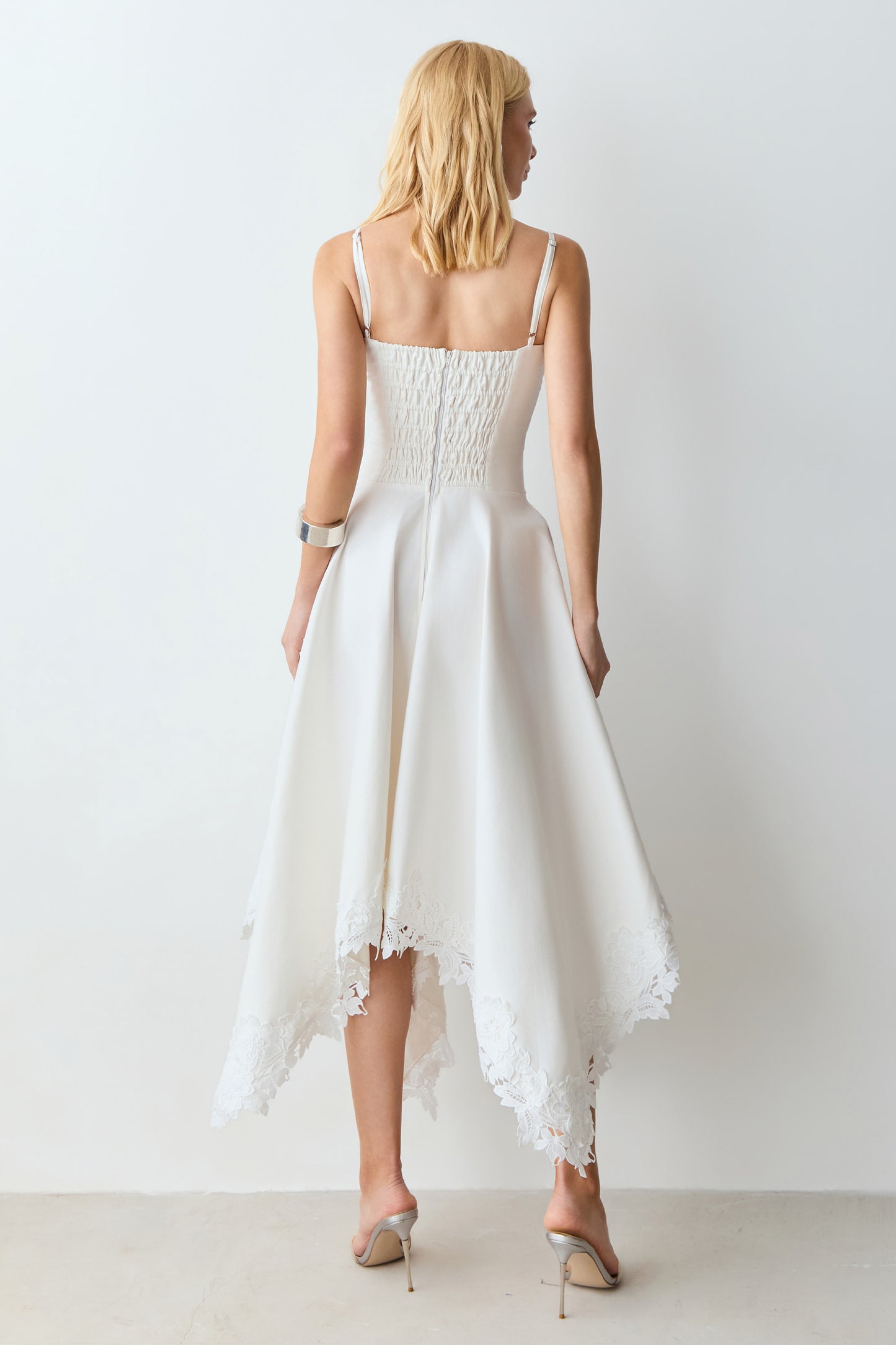 VESTIDO MIDI ACINTURADO RECORTE BUSTO DETALHES RENDA OFF WHITE