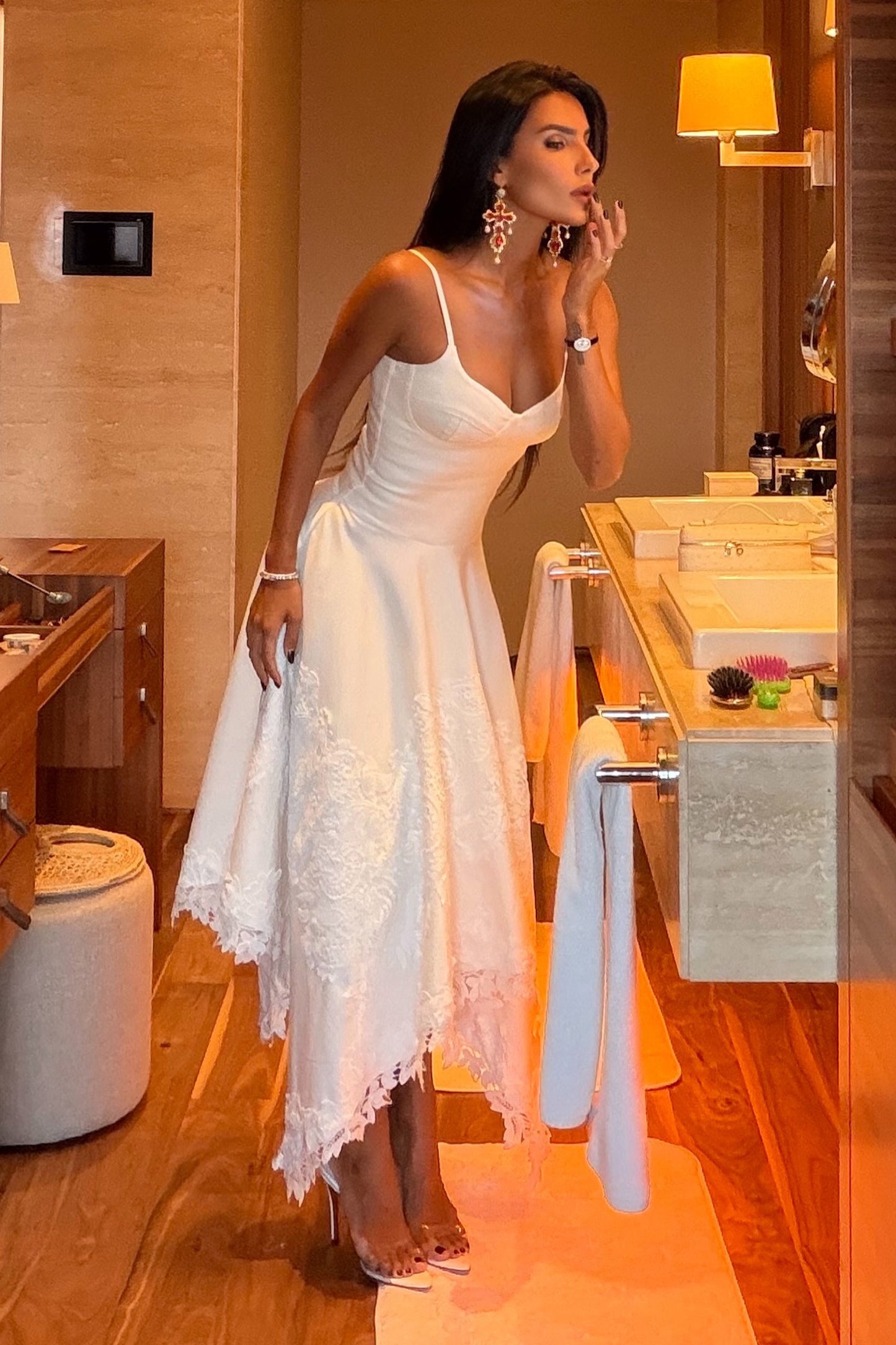 VESTIDO MIDI ACINTURADO RECORTE BUSTO DETALHES RENDA OFF WHITE