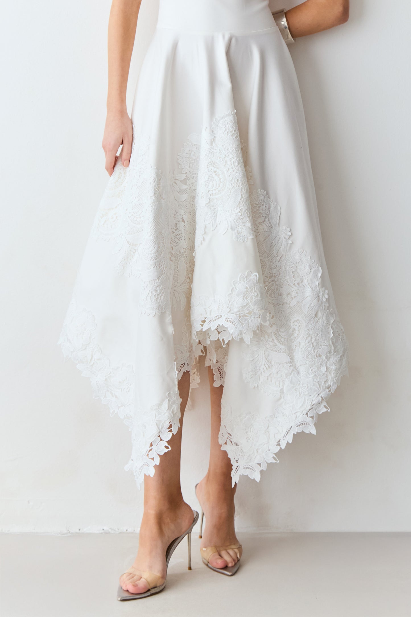 VESTIDO MIDI ACINTURADO RECORTE BUSTO DETALHES RENDA OFF WHITE