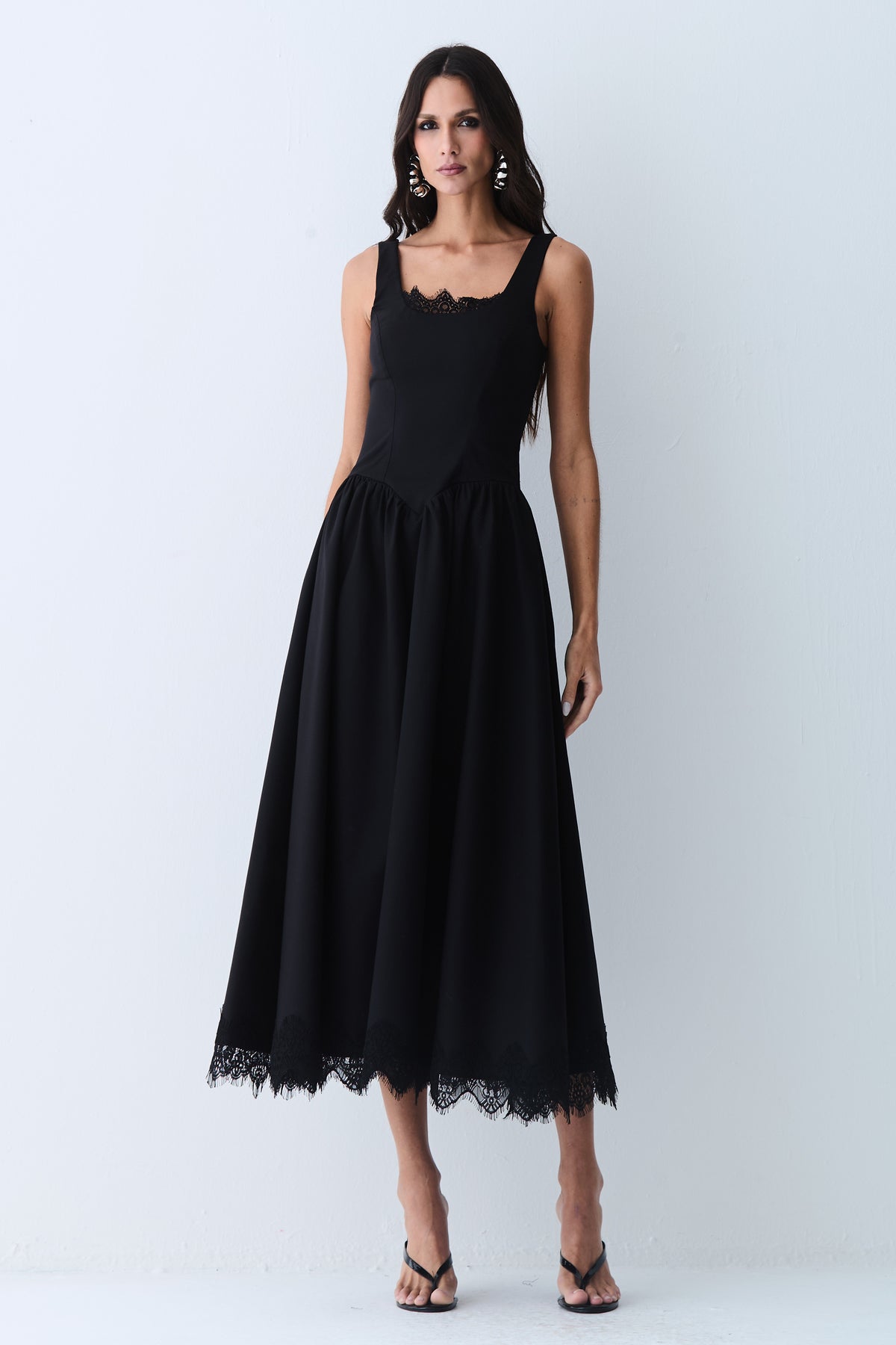 VESTIDO MIDI ACINTURADO COM RENDA BUSTO E BARRA PRETO