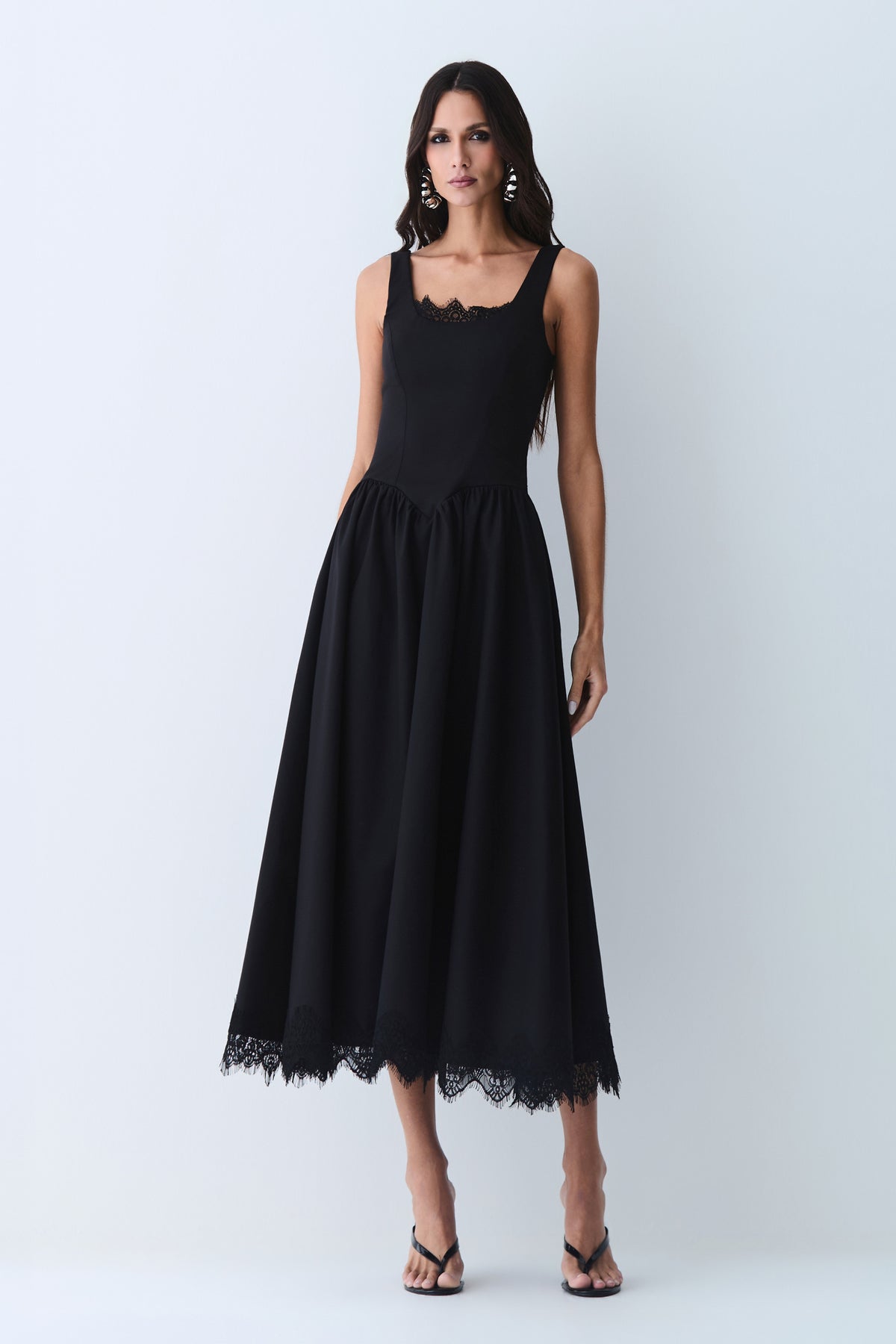 VESTIDO MIDI ACINTURADO COM RENDA BUSTO E BARRA PRETO
