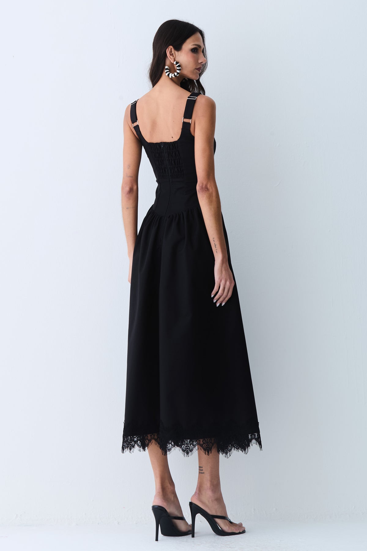 VESTIDO MIDI ACINTURADO COM RENDA BUSTO E BARRA PRETO