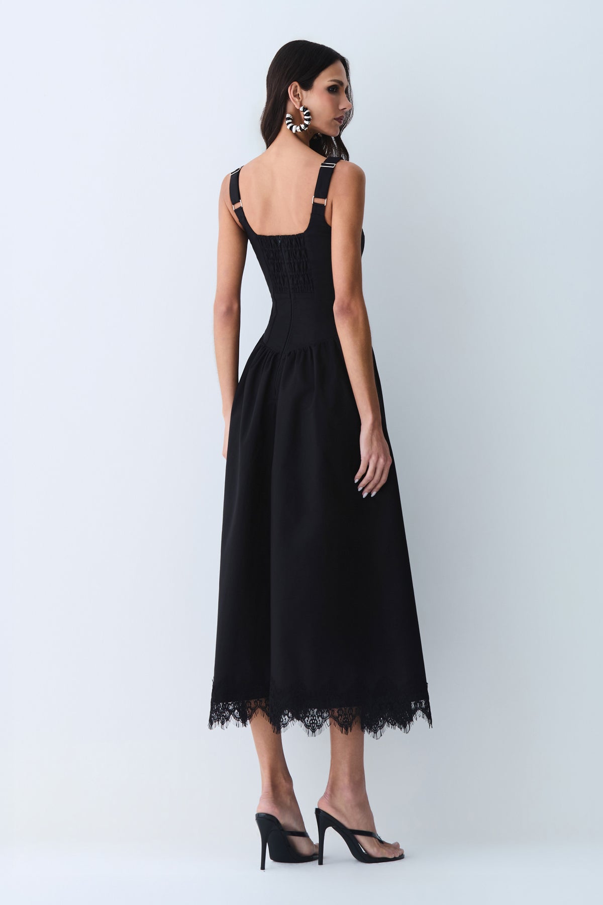 VESTIDO MIDI ACINTURADO COM RENDA BUSTO E BARRA PRETO
