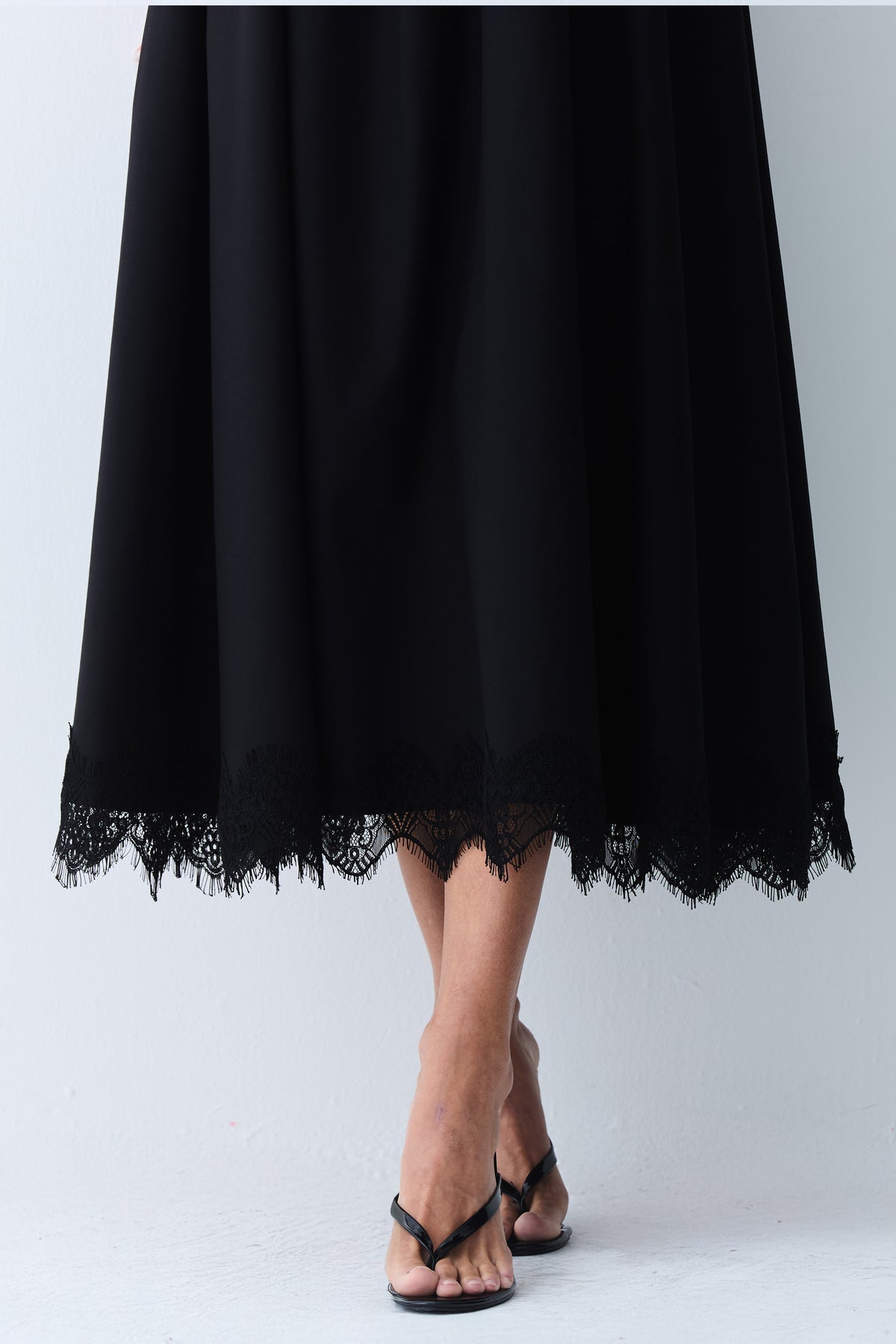 VESTIDO MIDI ACINTURADO COM RENDA BUSTO E BARRA PRETO
