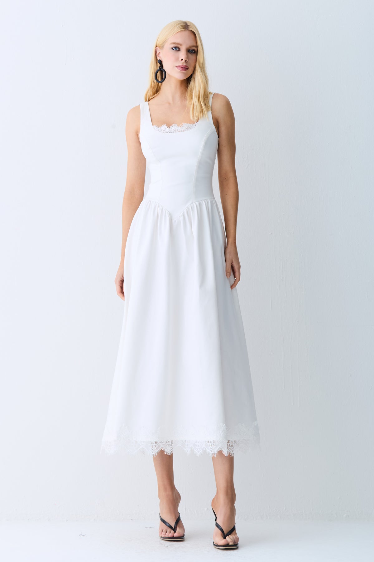 VESTIDO MIDI ACINTURADO COM RENDA BUSTO E BARRA OFF WHITE