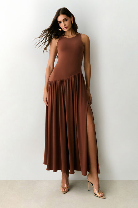 VESTIDO MIDI DECOTE NADADOR E SAIA ASSIMETRICA MARROM