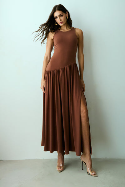VESTIDO MIDI DECOTE NADADOR E SAIA ASSIMETRICA MARROM