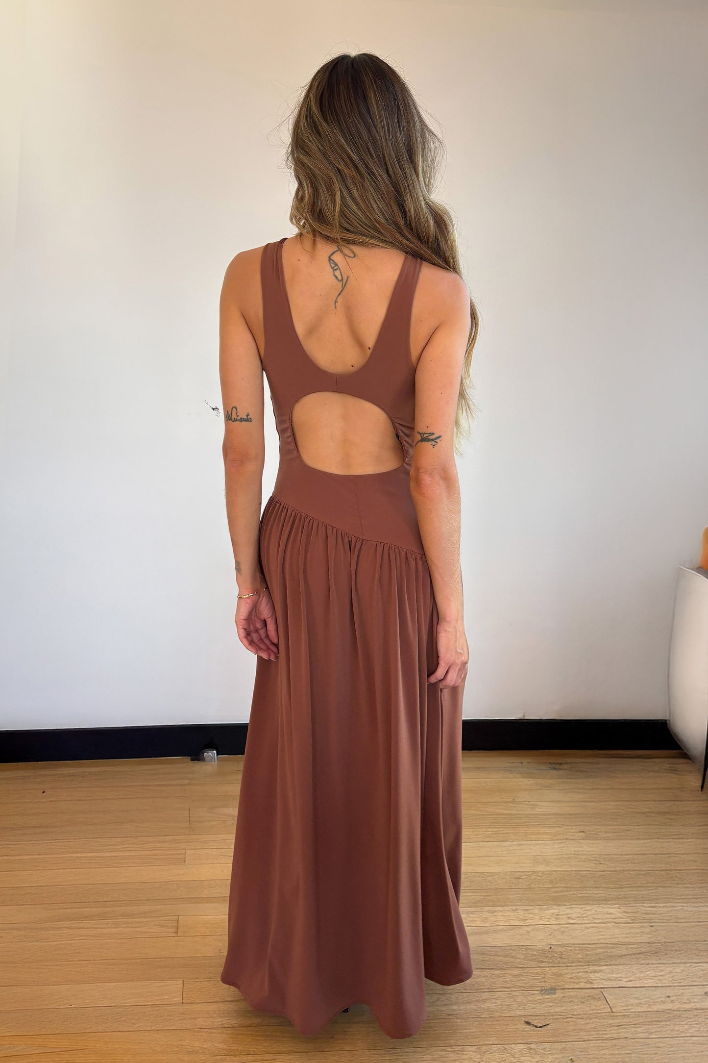 VESTIDO MIDI DECOTE NADADOR E SAIA ASSIMETRICA MARROM