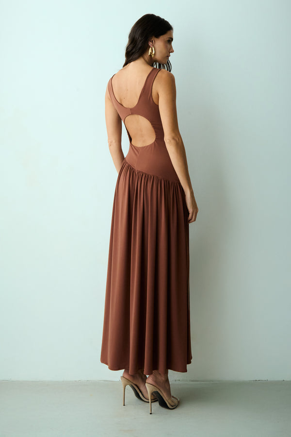 VESTIDO MIDI DECOTE NADADOR E SAIA ASSIMETRICA MARROM
