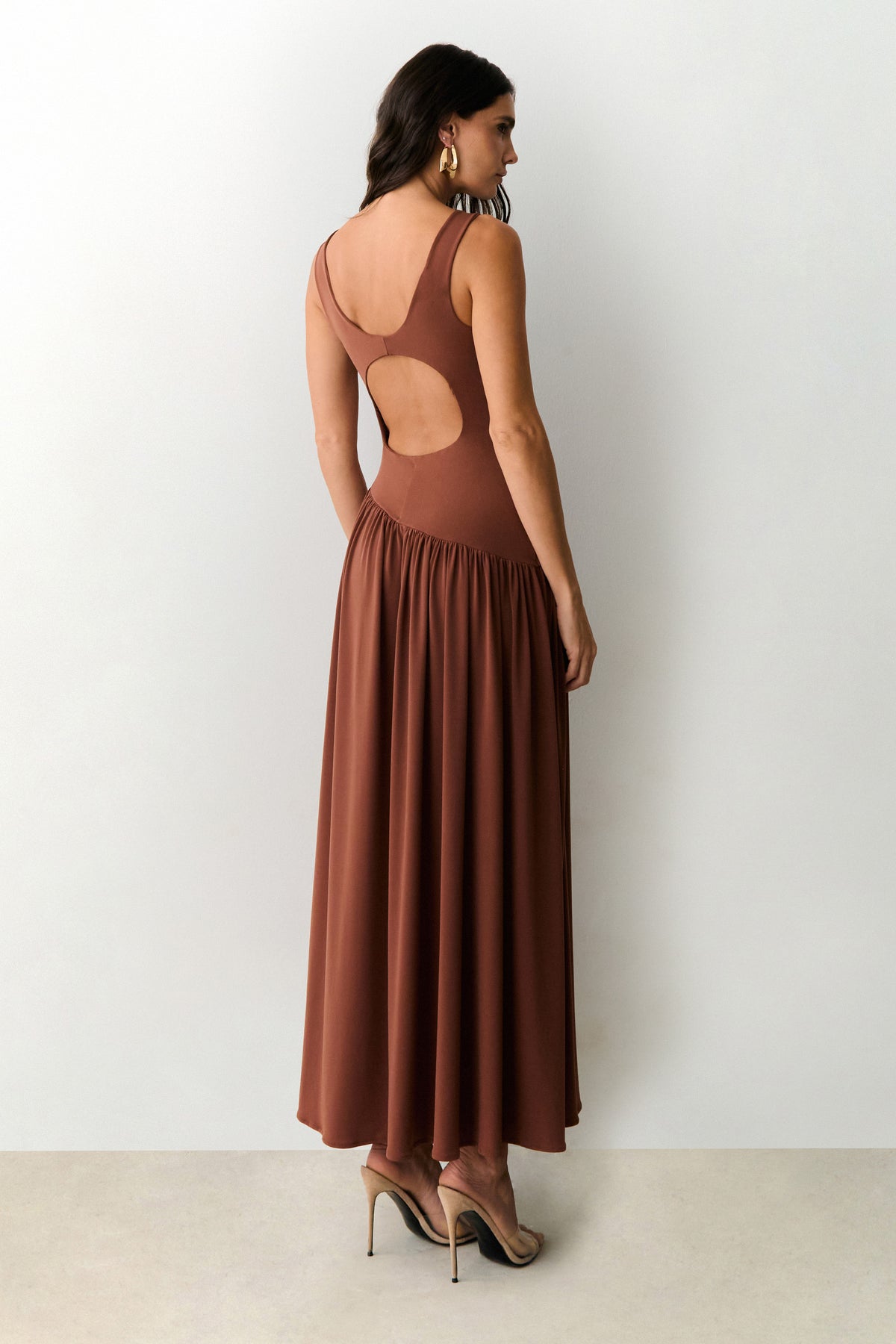 VESTIDO MIDI DECOTE NADADOR E SAIA ASSIMETRICA MARROM