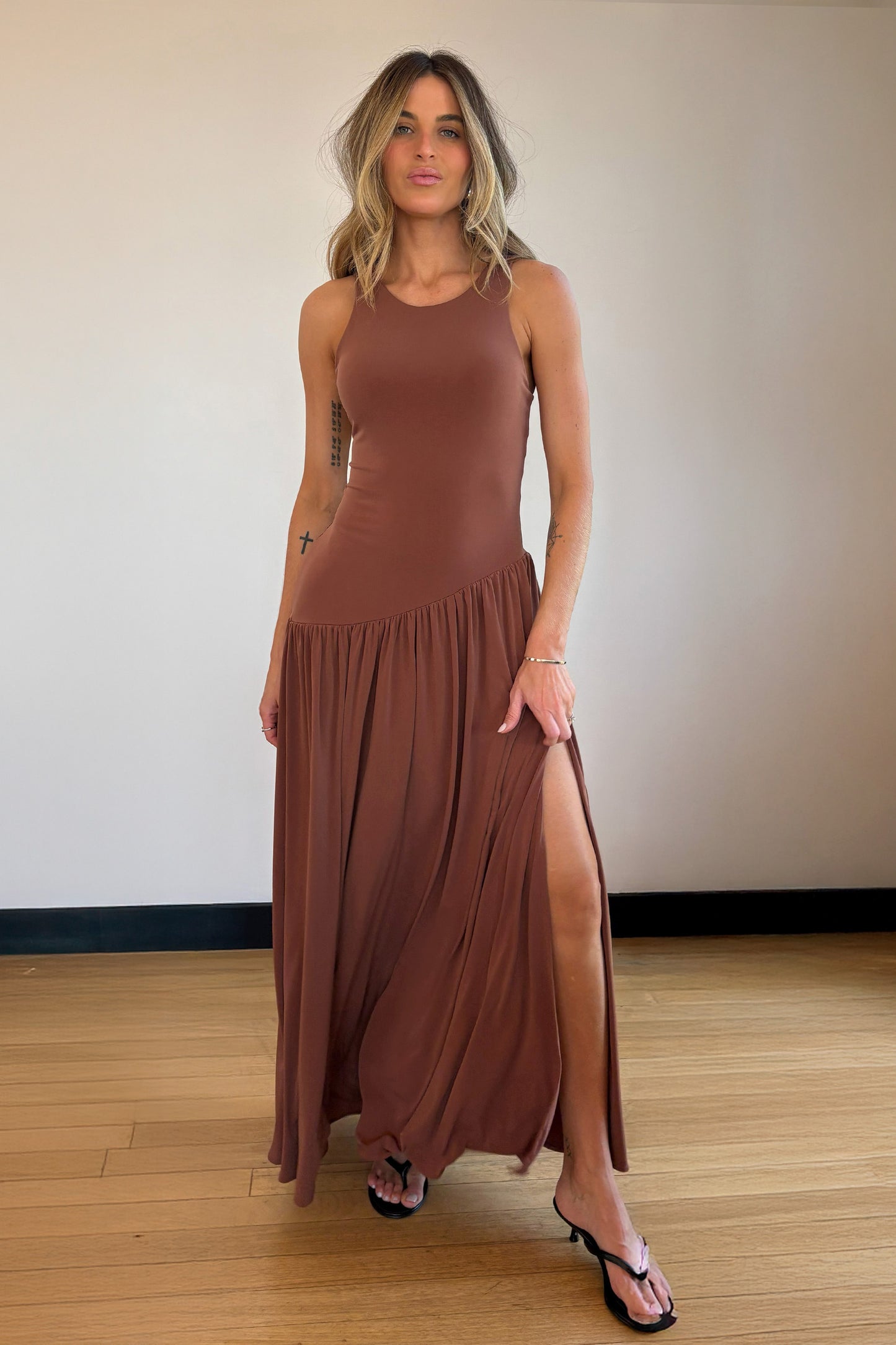 VESTIDO MIDI DECOTE NADADOR E SAIA ASSIMETRICA MARROM