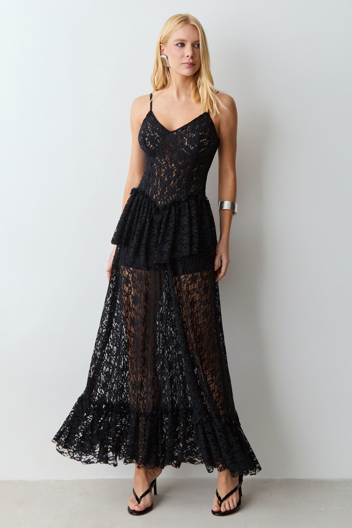VESTIDO MIDI EM RENDA DECOTE V E DETALHE BABADO PRETO