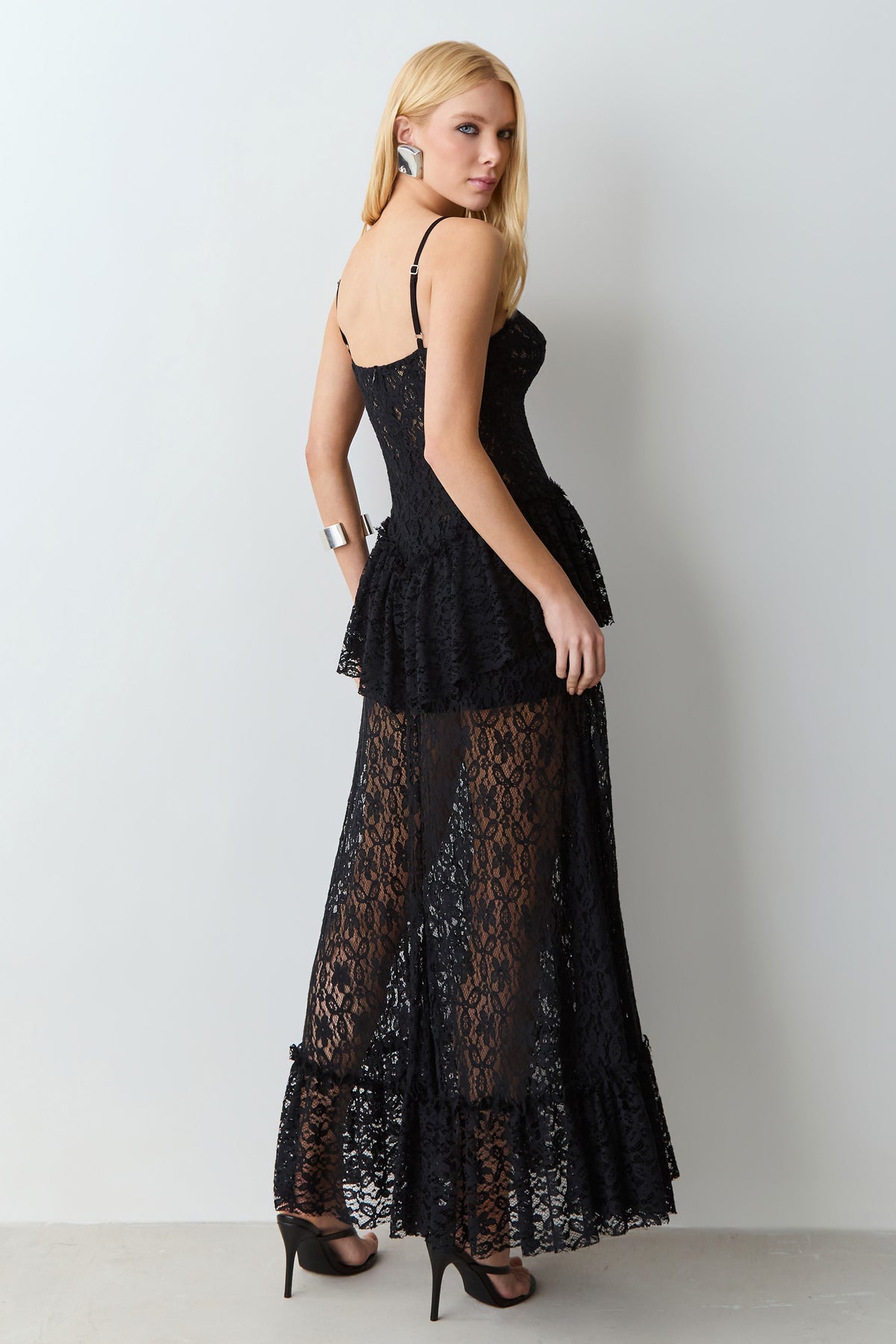 VESTIDO MIDI EM RENDA DECOTE V E DETALHE BABADO PRETO