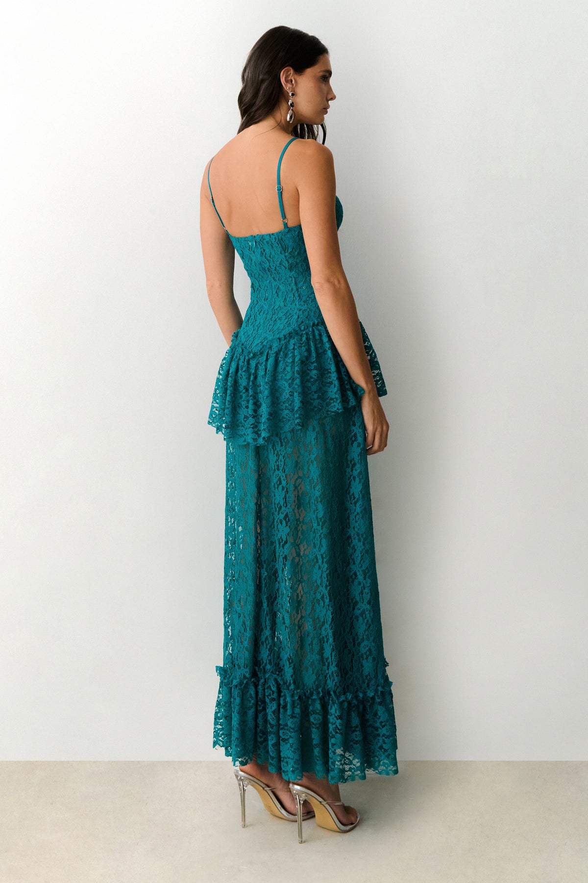 VESTIDO MIDI EM RENDA DECOTE V E DETALHE BABADO VERDE ESMERALDA